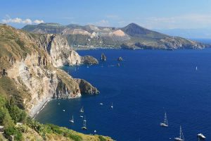 Un tuffo nell’intenso blu delle Isole Eolie