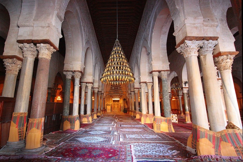 la-sala-di-preghiera-della-grande-moschea-di-kairouan-andrea-lessona-940x625