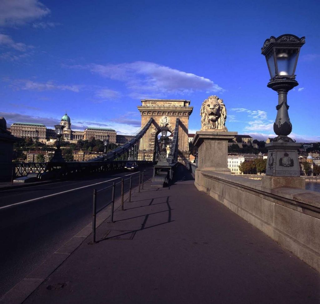 ponte-delle-catene-che-unisce-buda-e-pest